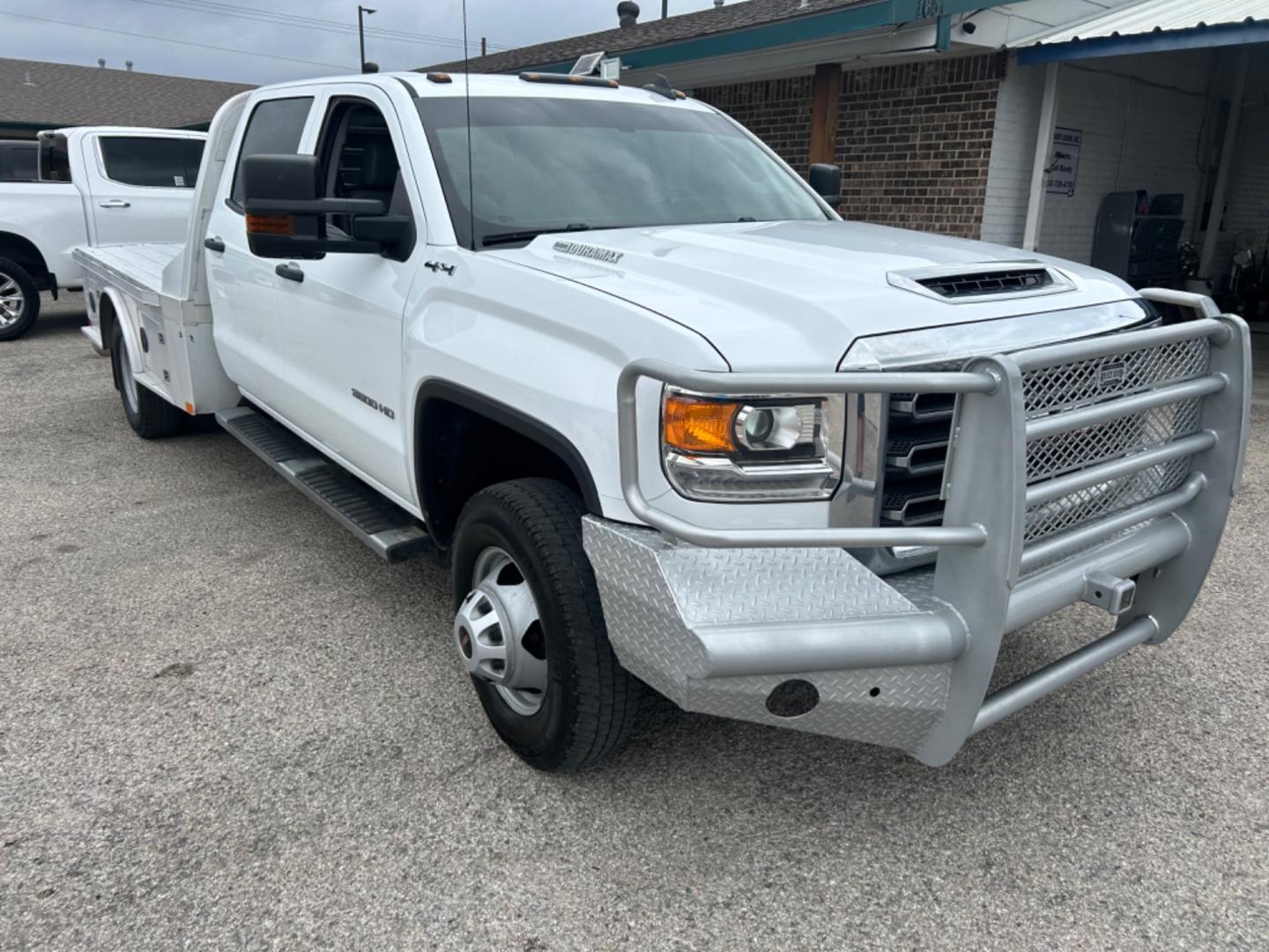 2019 White GMC Sierra 3500HD Base Crew Cab 4WD (1GD42TCY7KF) with an 6.6L V8 OHV 16 DIESEL engine, 6A transmission, located at 1687 Business 35 S, New Braunfels, TX, 78130, (830) 625-7159, 29.655487, -98.051491 - Photo#4